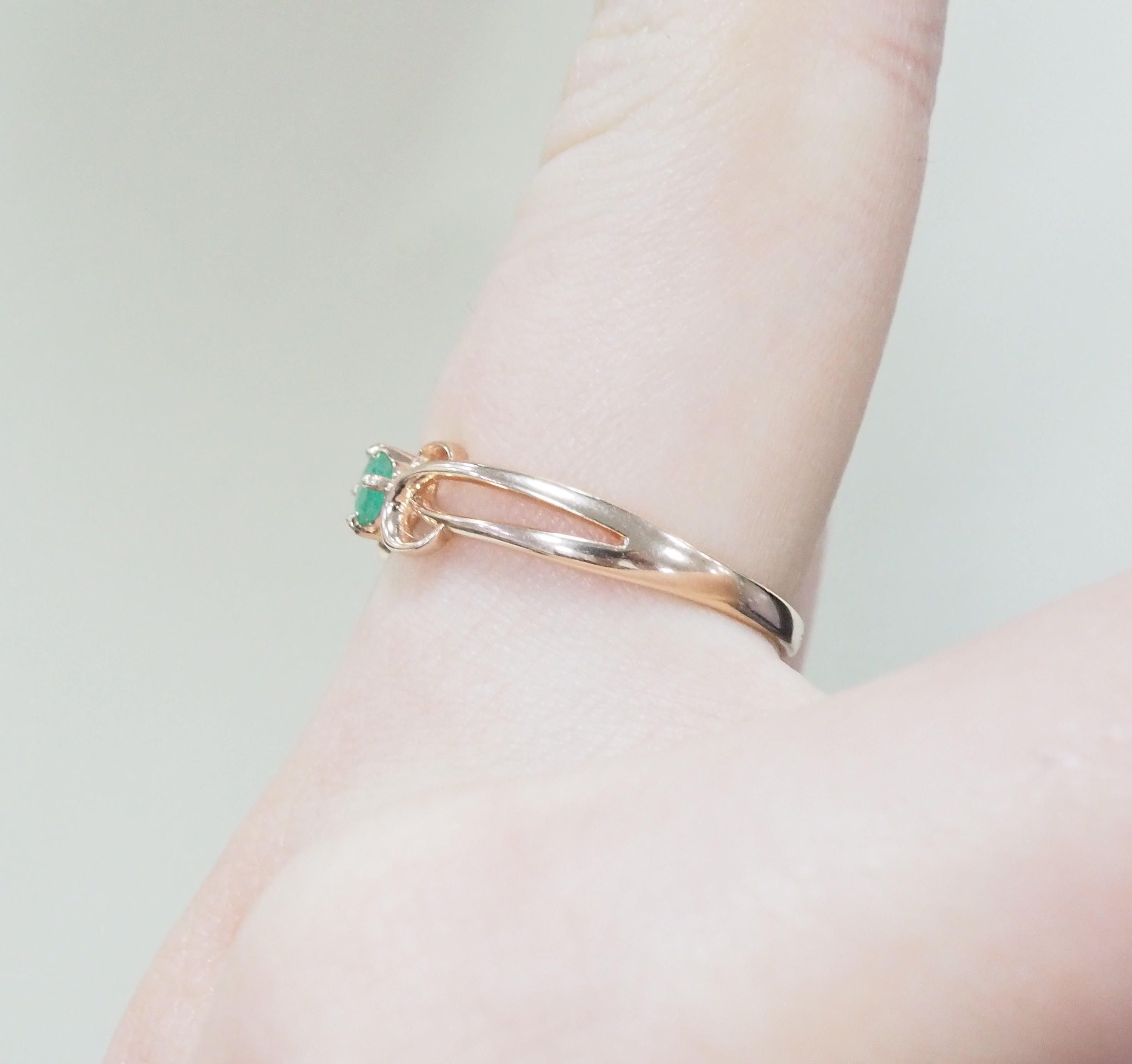 Серебряное кольцо 925 пробы; вставки 1 Изумруд 0,17 5/Г3;